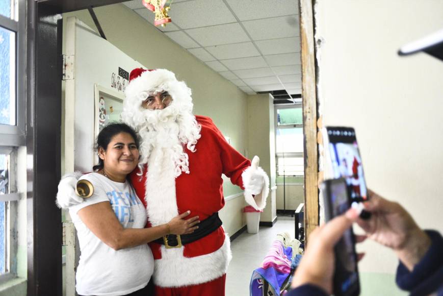 Vistiendo su característico traje rojo, barba blanca y llevando consigo varias bolsas de regalos, Omar Bueso, conocido como el Santa Sampedrano, logró sacar sonrisas tanto a los niños hospitalizados como a sus familiares.