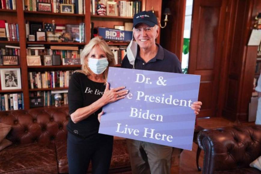 La futura primera dama, Jill Biden, publicó en su cuenta de Twitter una foto junto a su esposo con un cartel 'actualizado' en el que se leía Dr. & Presidente Biden, tras tachar la palabra vice. Biden fue el vicepresidente de Estados Unidos por ocho años durante el mandato de Barack Obama.