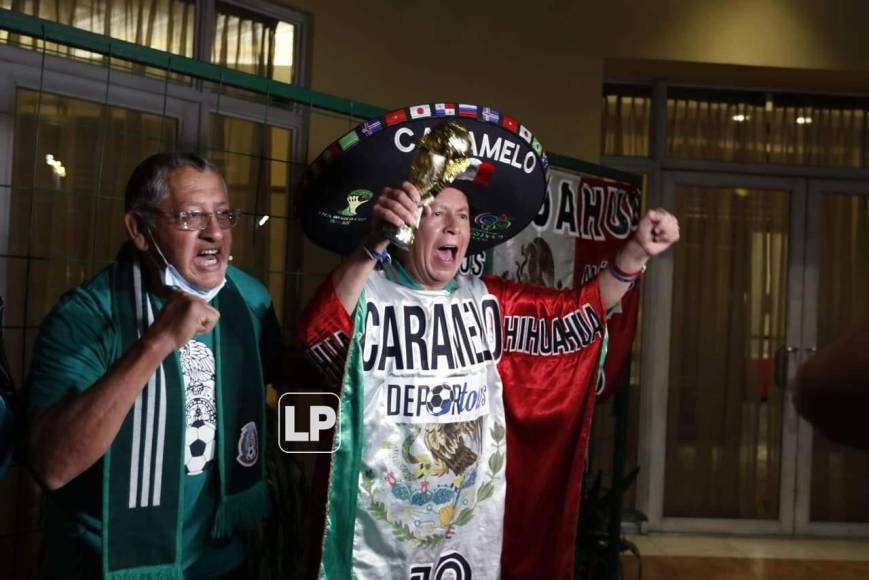 Los aficionados mexicanos acudieron al hotel en San Pedro Sula para dar la bienvenida a los jugadores de su selección.
