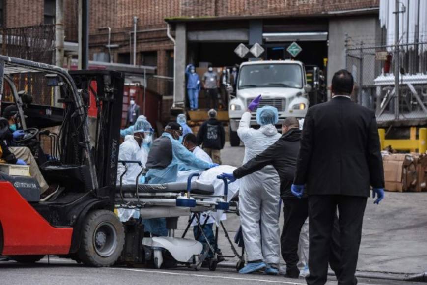 Las autoridades sanitarias admitieron que estaban usando estos camiones refrigerados para almacenar los cuerpos tras saturarse las morgues habilitadas para las víctimas del coronavirus.