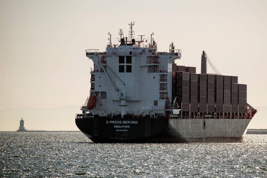 Pero el retraso de los puertos estadounidenses ha sido un hecho preponderante. En ninguna parte eso es más evidente que en los puertos vecinos de Los Ángeles y Long Beach, las principales puertas de entrada a Asia, donde miles de contenedores se apilan, procesan y organizan todos los días.