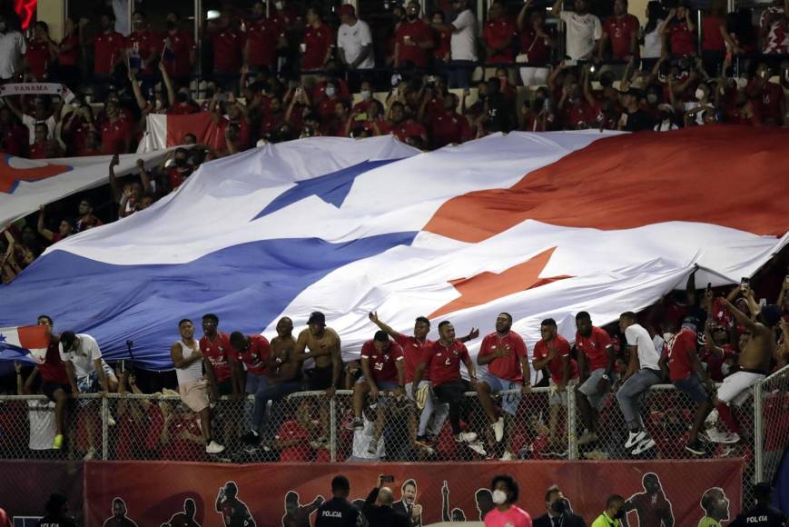 La afición de Panamá y una gigante bandera para apoyar a su selección ante Honduras.