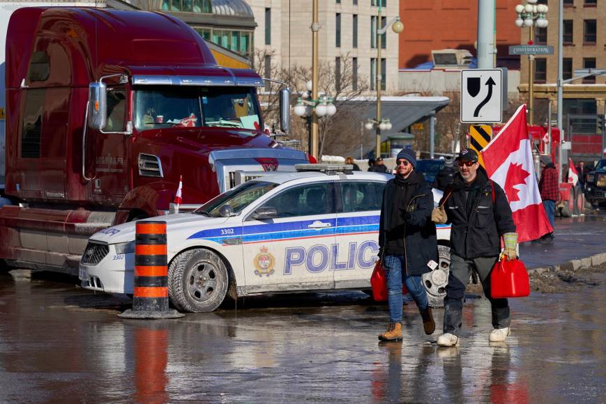 Unos 400 a 500 camiones todavía ocupan las calles de la capital canadiense. 