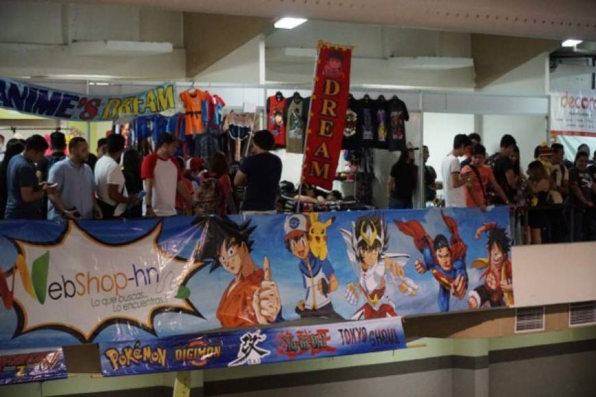 El evento incluyó la exhibición de productos relacionados con el comic o el animé, lo que incluía la venta de coleccionables.