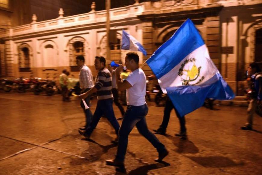 Poco a poco los guatemaltecos fueron saliendo a las calles tras conocer el fallo que permite a la justicia seguir el proceso al presidente Otto Pérez.