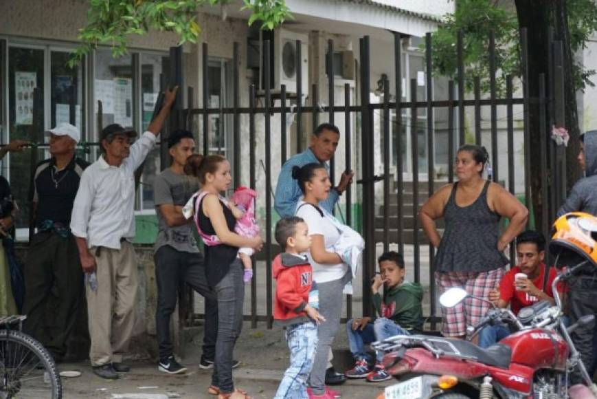 Cientos de hondureños madrugaron y colapsan el RNP en San Pedro Sula