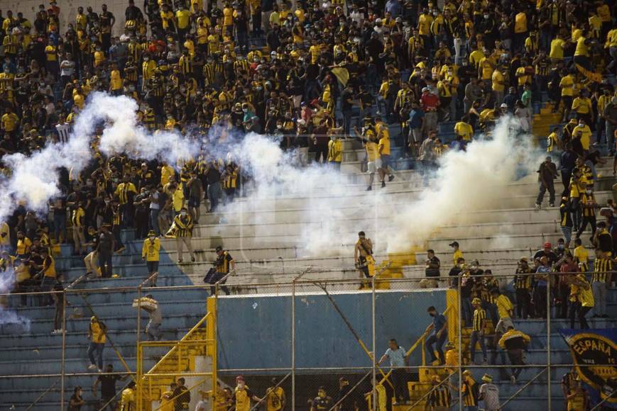 En el interior del estadio Morazán siguieron los disturbios por lo que elementos de la Policía Nacional tuvieron que utilizar el gas lacrimógeno en el sector de sol este.