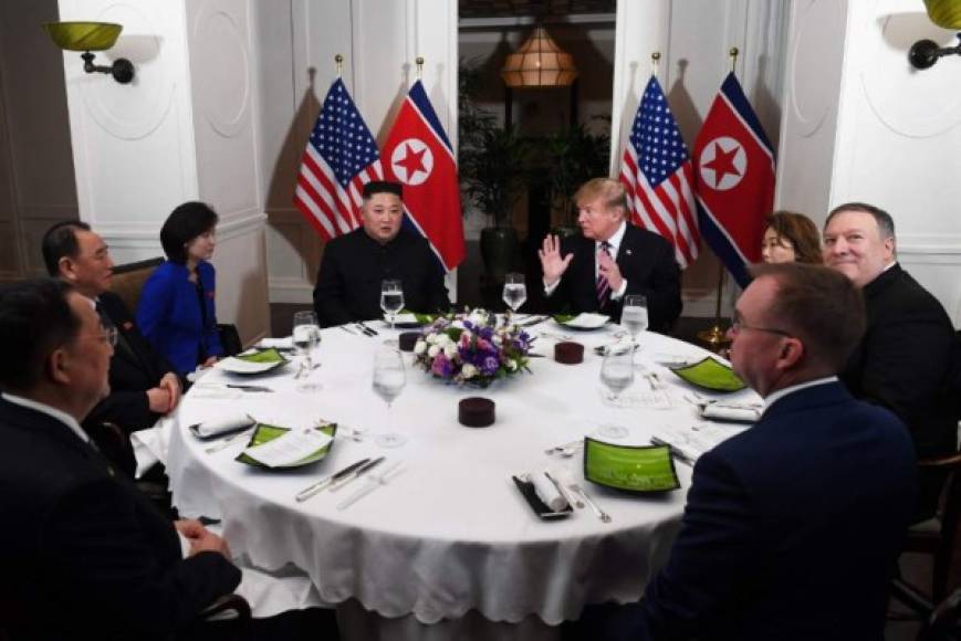 A su lado cenaron sus respectivas traductoras, el secretario de Estado estadounidense, Mike Pompeo, el jefe de gabinete en funciones de Casa Blanca, Mick Mulvaney, el canciller norcoreano, Ri Yong-ho, y el principal responsable de inteligencia de Pionyang, Kim Yong-chol.