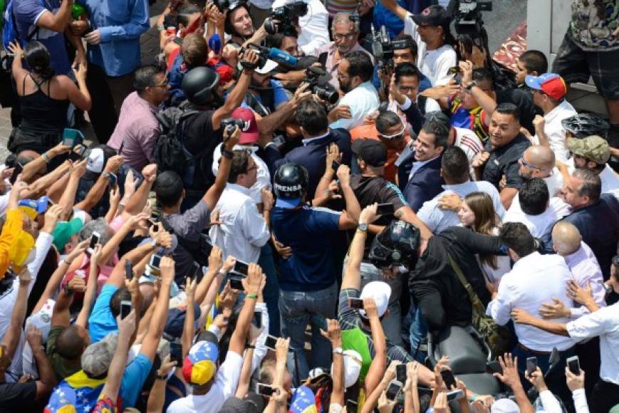 Guaidó se autoproclamó presidente interino el 23 de enero luego de que el Congreso declarara a Maduro 'usurpador' por asumir el 10 de enero un segundo mandato que la oposición, como gran parte de la comunidad internacional, considera ilegítimo y originado en una reelección 'fraudulenta'.