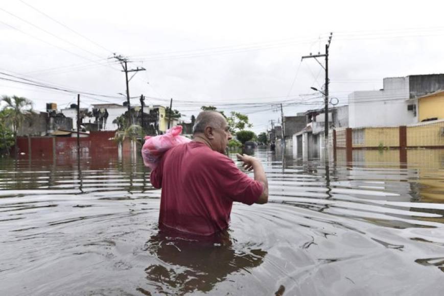 El viernes, las autoridades mexicanas desalojaron este viernes a 262 familias afectadas por las inundaciones ocasionadas por las lluvias de los últimos días y el desfogue de una represa en el suroriental estado de Tabasco.
