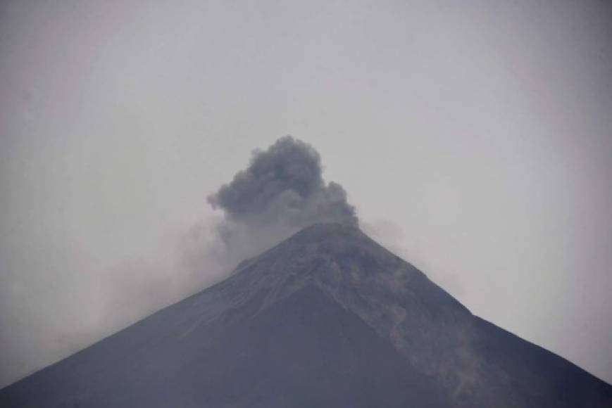 El volcán entró en actividad esta madrugada, registrando entre 8 y 10 explosiones por hora.