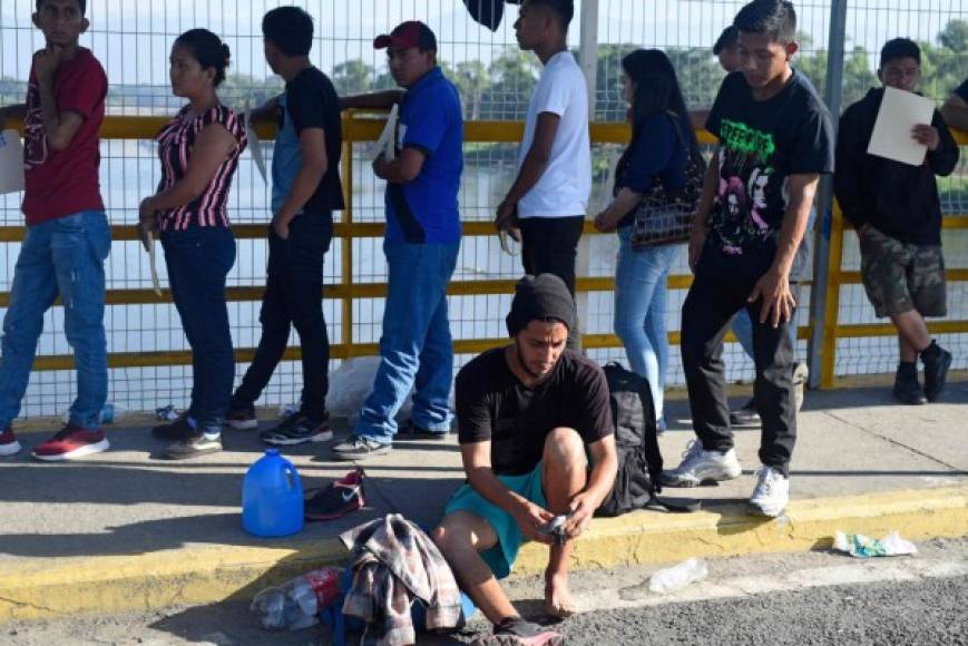 Los centroamericanos, en su mayoría hondureños, están a la expectativa de que México ceda y les permita el paso libre por su territorio para llegar a Estados Unidos, donde buscan pedir refugio con el argumento de que huyen de la violencia y la pobreza.<br/>