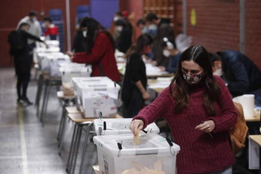 Chile finalizó este domingo una trascendental elección para nominar a 155 ciudadanos que redactarán la nueva Constitución, tan anhelada por muchos chilenos que claman por mayor equidad. Fotos: EFE