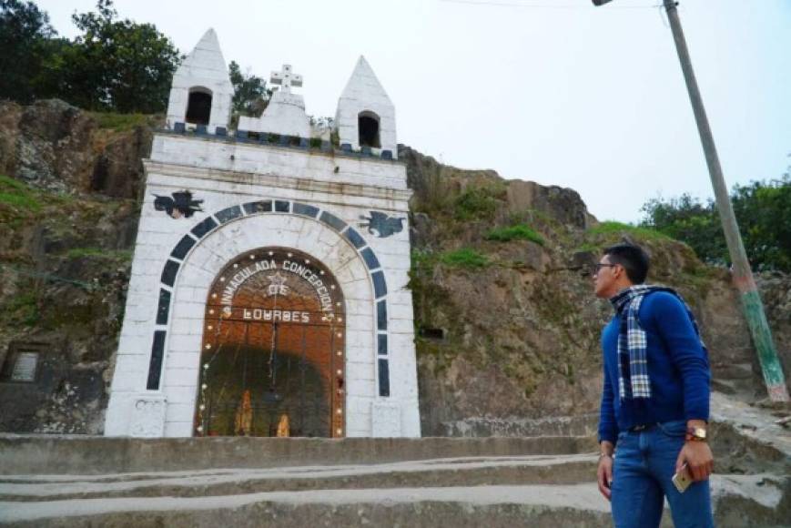 Esta blanca ermita edificada en la cueva del pequeño cerro La Crucita es una referencia de La Esperanza, Intibucá.