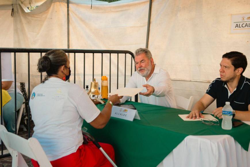 Sampedranos piden reparar escuelas y combatir el dengue al alcalde Roberto Contreras