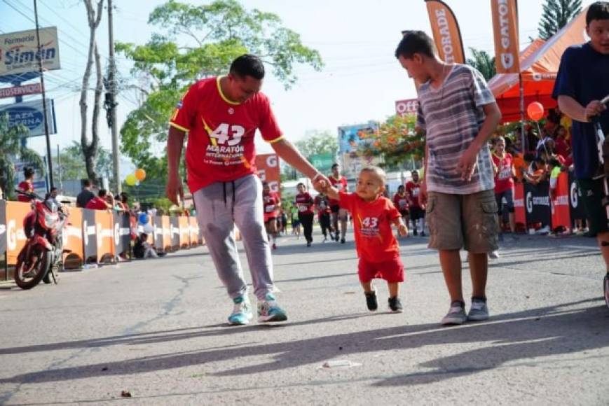 El hermoso pequeño Ian Jalil también dice presente en la edición 43 de la Maratón de LA PRENSA. Fotos: Amílcar Izaguirre, Yoseph Amaya, Franklin Muñoz, Melvin Cubas y José Cantarero.