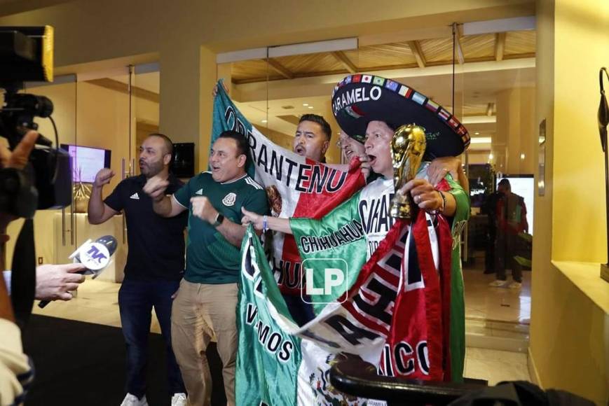 “¡Nos vamos al Mundial, nos vamos al Mundial!”, gritaban los seguidores de México, conscientes de que no podrán entrar el domingo al estadio Olímpico, ya que Honduras debe cumplir un juego de sanción a puerta cerrada en su inmueble por los gritos discriminatorios ocurridos en la derrota 2-0 ante El Salvador el 30 de enero pasado.