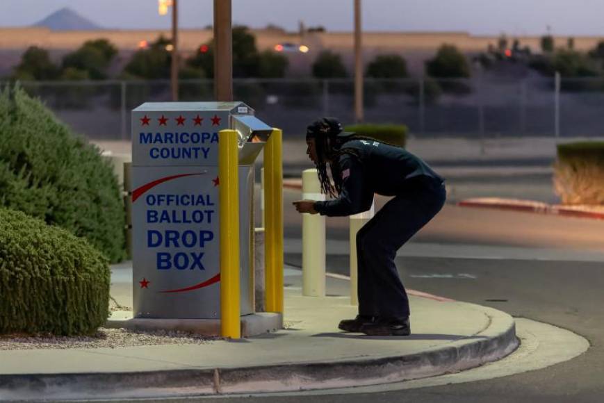MESA, ARIZONA, NOVEMBER 08: A voter casts his ballot at a drop box on November 08, 2022 in Mesa, Arizona. After months of candidates campaigning, Americans are voting in the midterm elections to decide close races across the nation. John Moore/Getty Images/AFP (Photo by JOHN MOORE / GETTY IMAGES NORTH AMERICA / Getty Images via AFP)