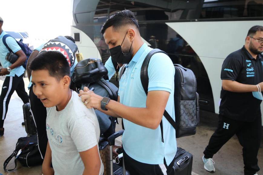 Jorge Álvarez firmando la camiseta al pequeño aficionado en el Aeropuerto de Palmerola en Comayagua. 