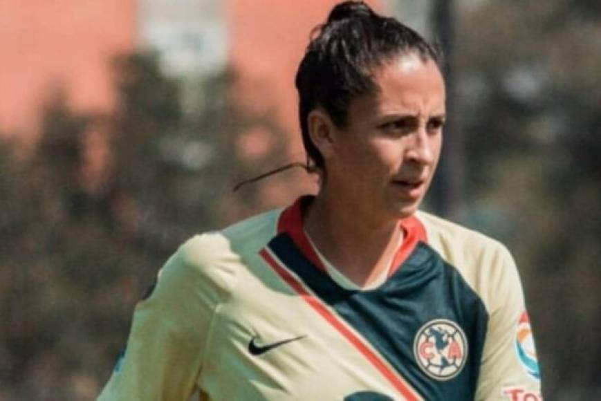 En sus inicios en el fúbtol, Diana González formó parte de la selección de la Universidad de Las Américas Puebla con quien logró el título del Campeonato Universitario Telmex