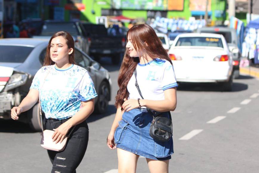 Las chicas también hicieron presencia en el recinto capitalino para mostrar su apoyo a la Bicolor.