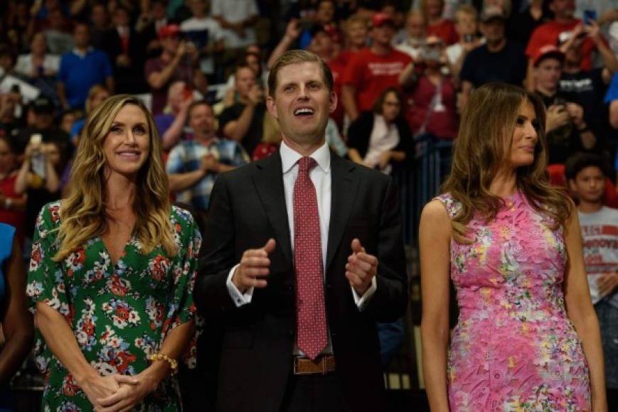 Eric Trump y su esposa Lara acompañaron a Melania en el rally del magnate.