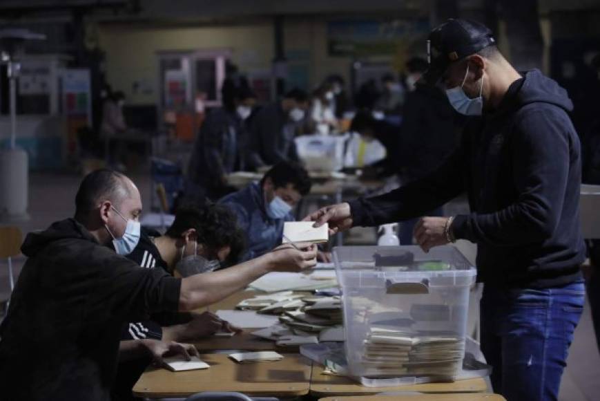 Los recintos electorales empezaron a cerrar a las seis de la tarde (22H00 GMT) tras dos jornadas electorales en la que no se registraron incidentes.