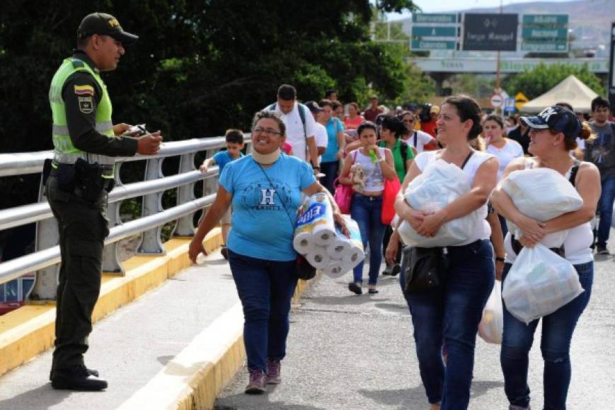 Muchos venezolanos regresaron felices a su país tras abastecerse de productos básicos en Colombia.