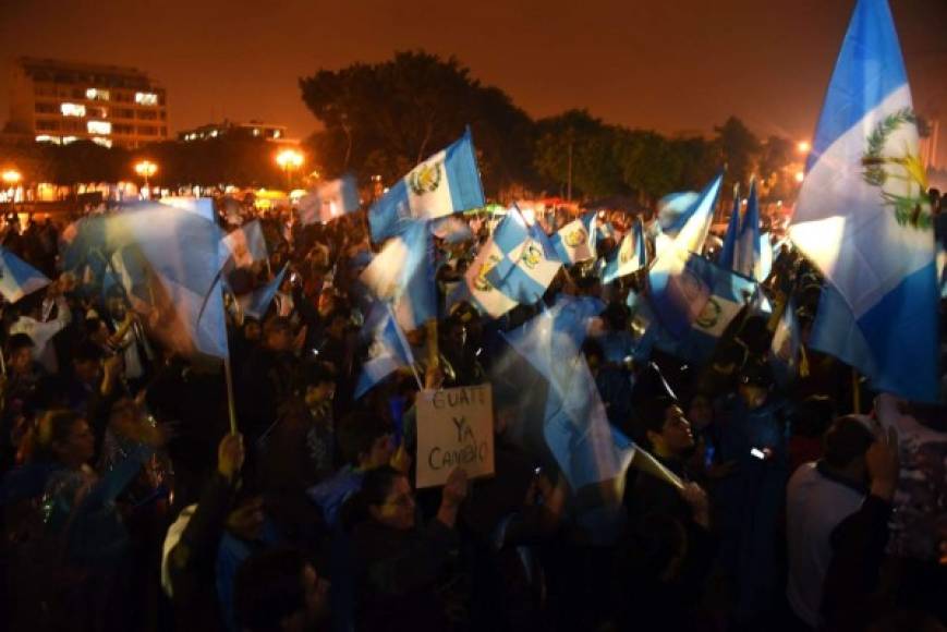 Con banderas en las manos, los guatemaltecos celebraron la revocatoria de la inmunidad al presidente Otto Pérez Molina. <br/>