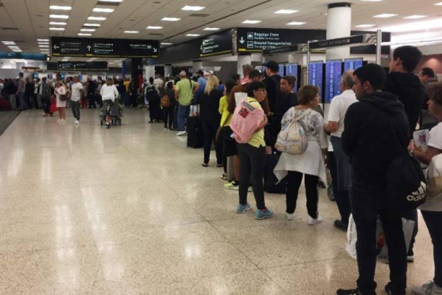 Los pasajeros que salieron este fin de semana del aeropuerto de Miami experimentaron filas más largas de lo normal en los puestos de seguridad debido al cierre temporal de uno de sus terminales, provocado como consecuencia de la parálisis presupuestaria del gobierno de Donald Trump.