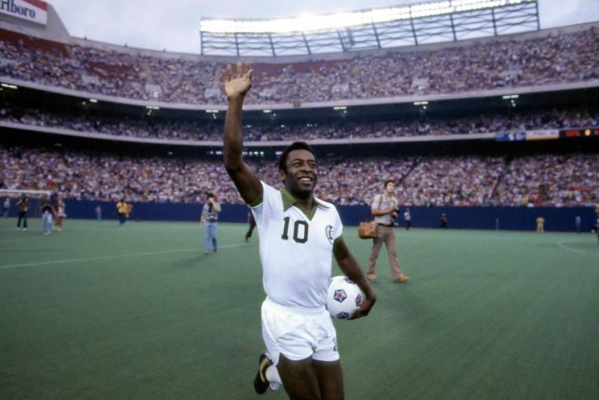 Pelé jugó los tres últimos años en el Cosmos de Nueva York en el ‘retiro’ de la liga estadounidense. Disputó 111 partidos y anotó 65 goles. 