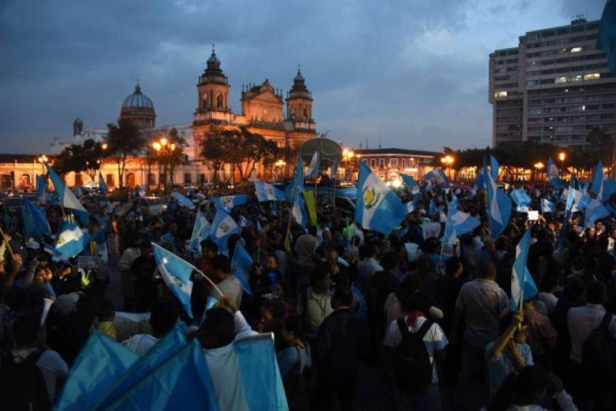 Miles de guatemaltecos se manifestaron en el parque central de Ciudad de Guatemala para manifestar su alegría por el fallo del Congreso que revocó la inmunidad del presidente Otto Pérez.