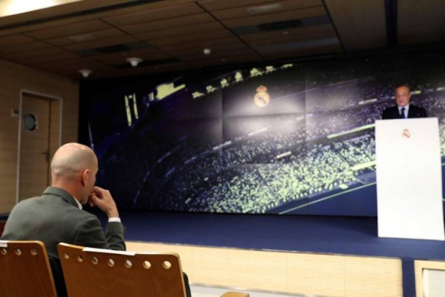 GRAF2958. MADRID, 11/03/2019.- El presidente del Real Madrid, Florentino Pérez (d), comparece ante los medios de comunicación para presentar el regreso del francés Zinedine Zidane (i) como entrenador del club blanco, esta tarde en la sala de prensa del estadio Santiago Bernabéu. EFE/ Ballesteros