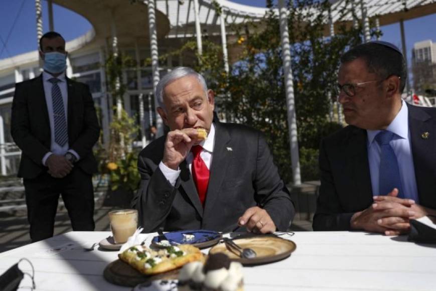 El primer ministro Benjamin Netanyahu y el alcalde de Jerusalén Moshe Lion visitaron un restaurante de la capital israelí durante la reapertura celebrando el inicio del desconfinamiento tras la exitosa campaña de vacunación.