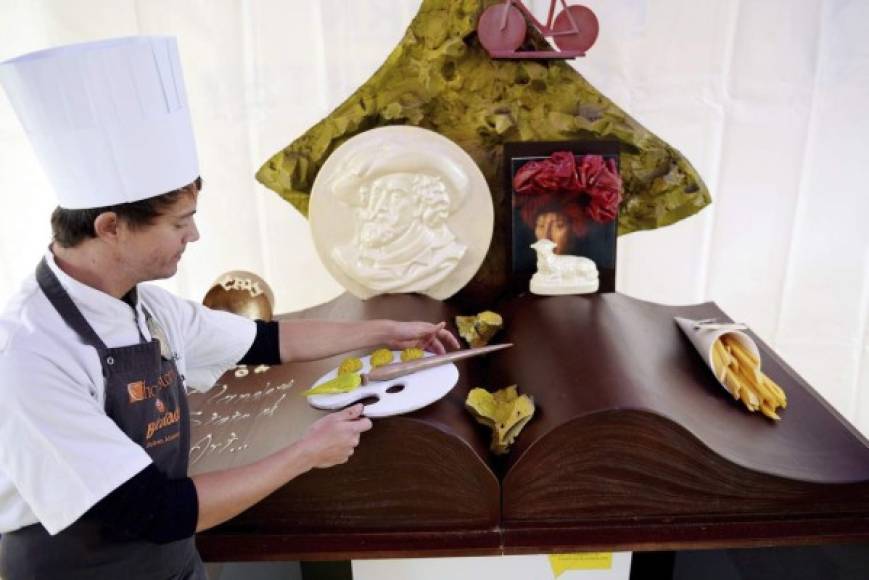 ALEMANIA. Un libro de chocolate. El maestro del chocolate Ruben Alossery muestra una de sus creaciones en la Feria del Libro de Fráncfort. Foto: EFE/Susann Prautsch