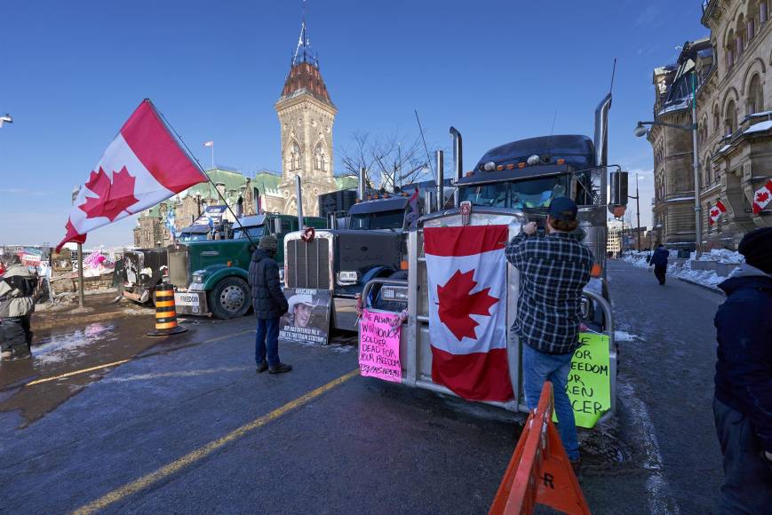 El “Convoy de la libertad”, lanzado a finales de enero por camioneros canadienses contra la obligación de vacunarse para cruzar la frontera con Estados Unidos, se convirtió rápidamente en una protesta contra las medidas sanitarias en su conjunto en Canadá y contra el gobierno de Justin Trudeau.