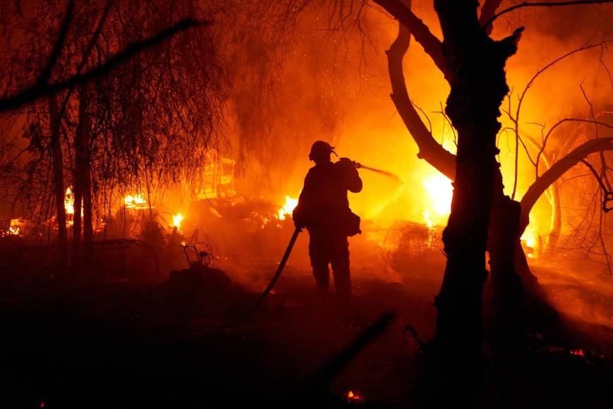 El fuego “se estaba extendiendo muy rápidamente, incluso antes de que los bomberos llegaran al lugar”, según el capitán de bomberos, Richard Cordova, agregó la cadena, que aseguró que aún no se desconoce la identidad de las víctimas ni las circunstancias de su fallecimiento.