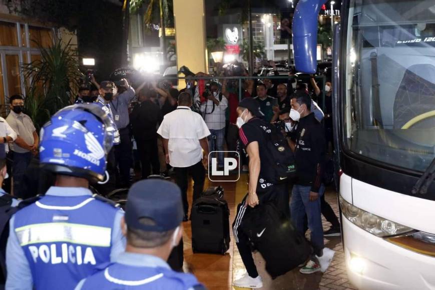 Tras su arribo, la Selección de México se dirigió al hotel de concentración, siendo custodiada por la Policía Nacional de Honduras.