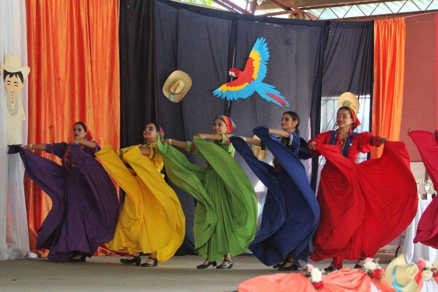 El cuadro de Danza Municipal de Choloma fue quienes se llevaron el primer lugar del festival 5 Estrellas.