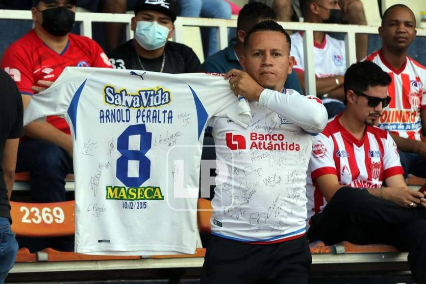 Este aficionado del Olimpia rindió homenaje al fallecido futbolista Arnold Peralta, que jugó en el club merengue.