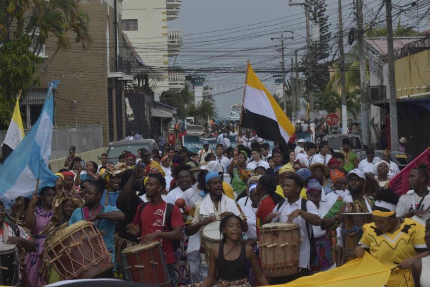 En un recorrido por la avenida San Isidro, los cantos en su lengua materna y los tambores, los garífunas demandaron mayor atención del Gobierno a las necesidades en sus comunidades.