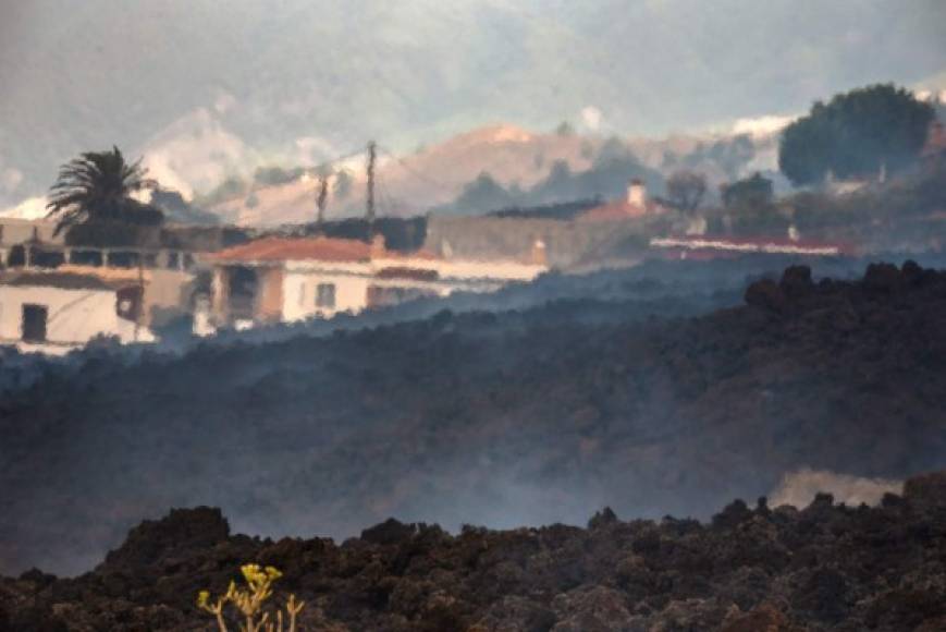 Cuando falta poco para que se cumplan 24 horas de la erupción, que tuvo lugar a las 15.12 horas de ayer domingo, el nuevo volcán de La Palma, isla que forma parte del archipiélago atlántico de Canarias, ha emitido ya a la atmósfera entre 6.000 y 9.000 toneladas diarias de dióxido de azufre (SO2), según la primera estimación del Instituto Volcanológico de Canarias (Involcan).