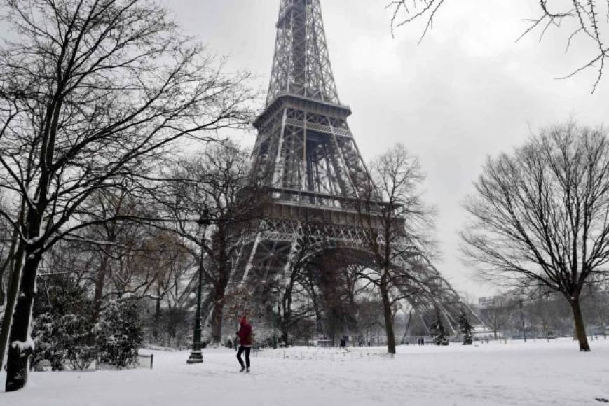 Las grandes avenidas del centro de París, normalmente colapsadas por el tráfico, estuvieron hoy casi desiertas de tráfico, más llenas de peatones que de automóviles privados, ya que debido al temporal muchos optaron por dejar el auto en casa.<br/>