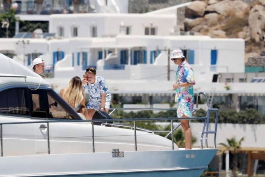 Haaland ha tomado el sol a bordo de un yate y ha lucido extravagantes y costosos atuendos que han dado mucho de lo que hablar en las redes sociales.<br/><br/>Foto - Diario As (BackGrid)