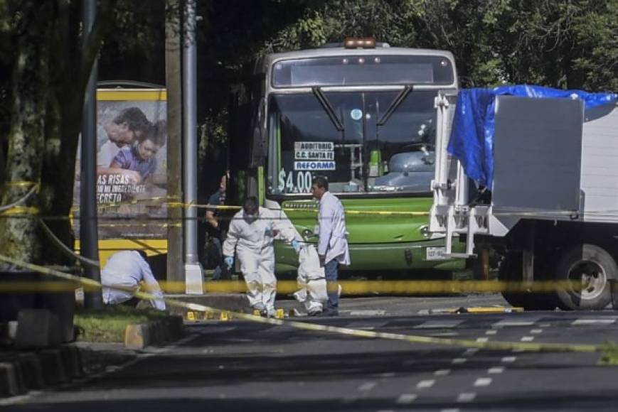 Experts work at the crime scene after Mexico City's Public Security Secretary Omar Garcia Harfuch was wounded in an attack in Mexico City, on June 26, 2020. - Mexico City's security chief was wounded in a gun attack Friday in which two of his bodyguards and a woman passerby were killed, Mayor Claudia Sheinbaum said. (Photo by PEDRO PARDO / AFP)