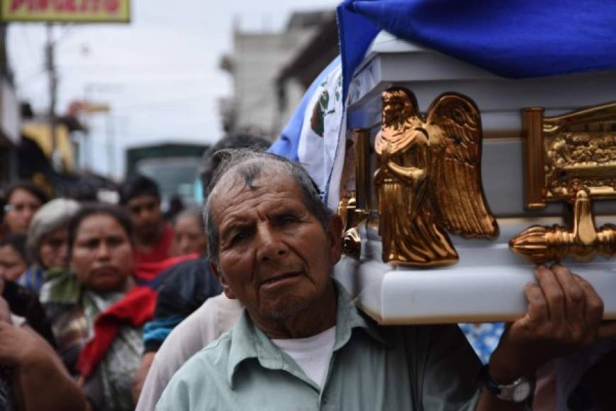 Guatemala llora a sus muertos y aún sigue en suspenso por la desaparición de al menos 200 personas.