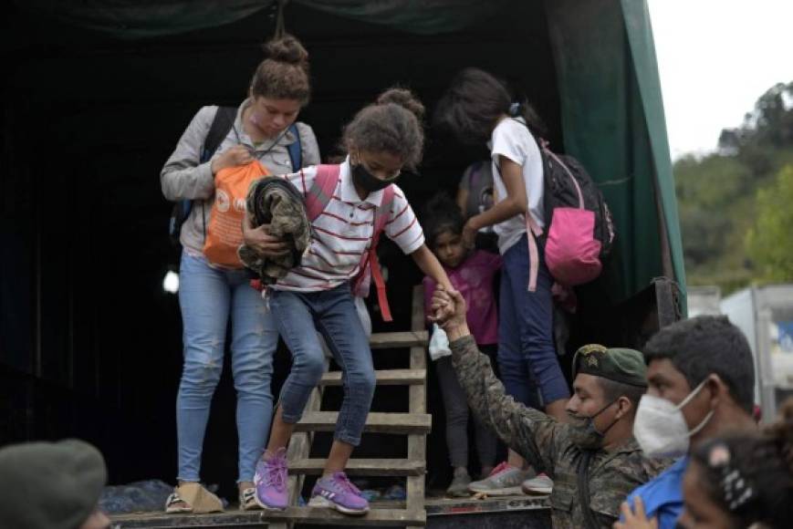 Los hondureños forman parte de una caravana migrante conformada por más de 9.000 personas, de acuerdo con cálculos oficiales, que había salido en distintas fases los pasados miércoles, jueves y viernes de la ciudad de San Pedro Sula, en el norte de Honduras.<br/>