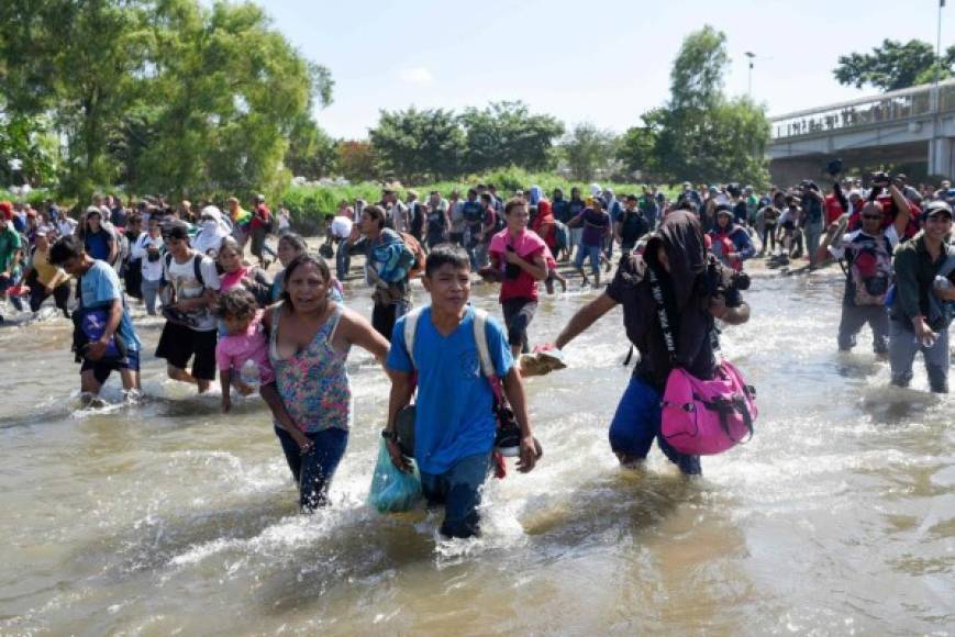 'Al río, nos vamos pa'l río', exclamaron los centroamericanos al escuchar el rechazo de las autoridades migratorias para ingresar a México.