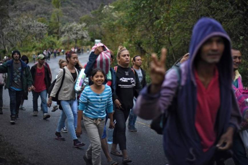Cientos hondureños que son parte de la nueva caravana de migrantes que viaja rumbo a Estados Unidos ya cruzaron la frontera de Guatemala en busca de un futuro mejor para sus familias.