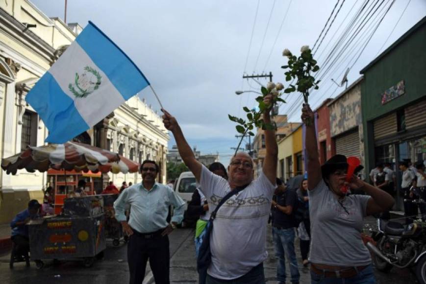 Los guatemaltecos han mantenido varios meses de protestas en contra del gobierno, cuyos miembros principales son investigados por actos de corrupción en las aduanas.